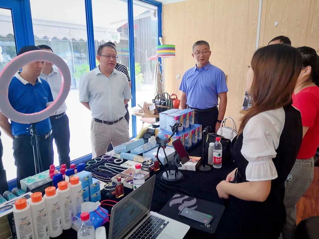 思南县县委书记刘云成考察耐诺集团网络直播项目