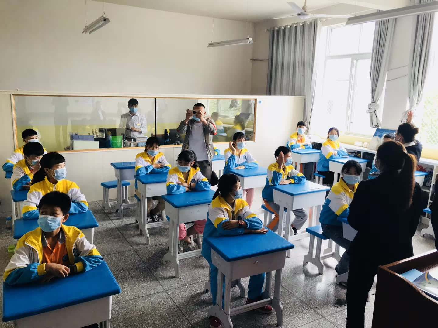 走访思南县特殊教育学校关爱残疾儿童