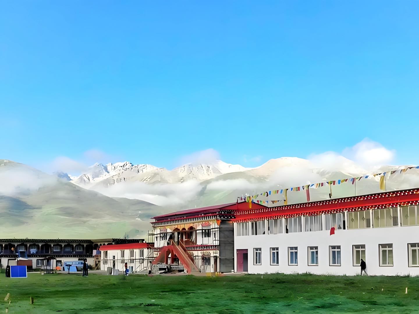 亨利慕时慈善拍卖会为藏区孤儿学校筹集善款